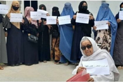 اعتراض زنان بلخی در برابر منع محدودیت‌های تحصیل وکار زنان از سوی طالبان