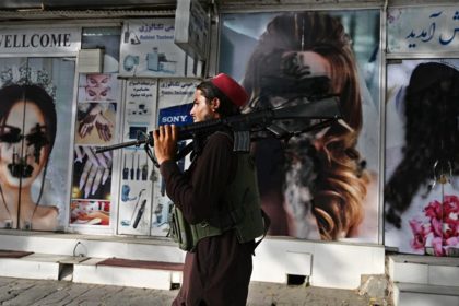 بسته‌شدن آرایش‌گاه‌ها در افغانستان: زنان دست به اعتراض زدند و گروه طالبان بهانه‌‌تراشی کردند