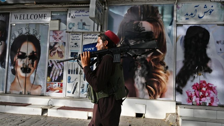 بسته‌شدن آرایش‌گاه‌ها در افغانستان: زنان دست به اعتراض زدند و گروه طالبان بهانه‌‌تراشی کردند