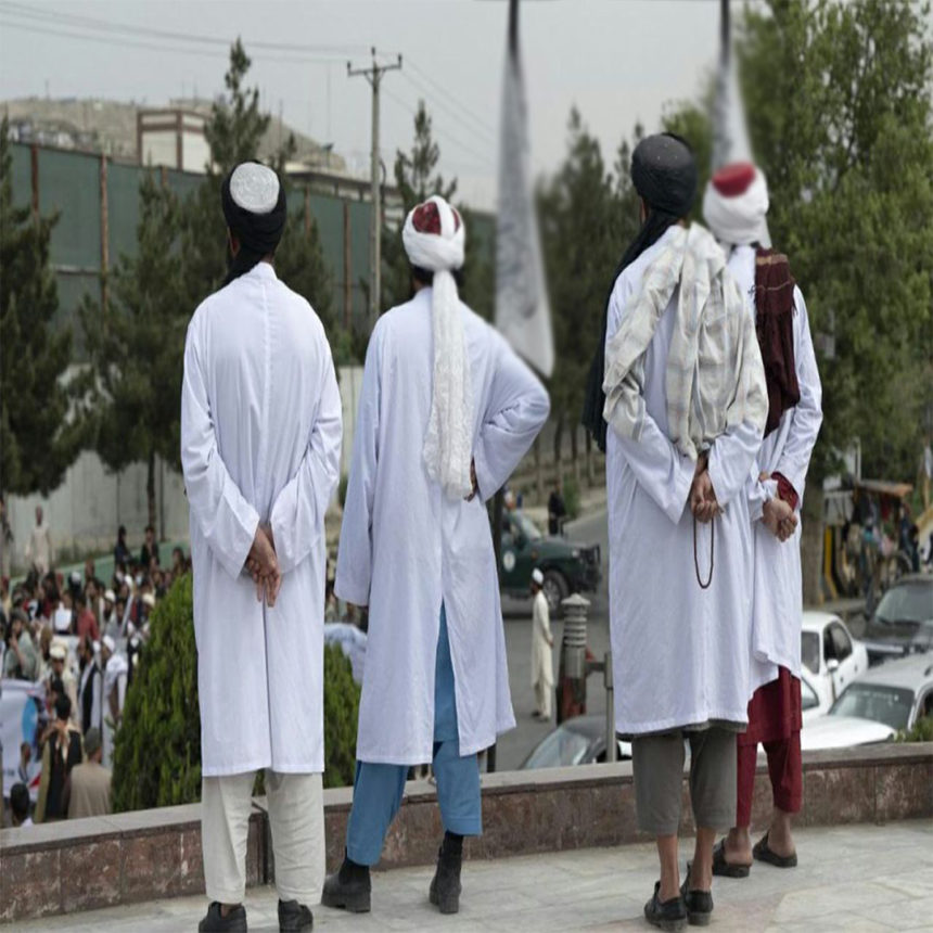 ماموران امر‌ به‌ معروف گروه طالبان به تاکسی‌ران‌ها در استان هرات: زنان بدون چادری را انتقال ندهید