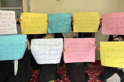 زنان معترض: آمریکا جای حمایت از گروه طالبان زنان افغانستان را حمایت کند