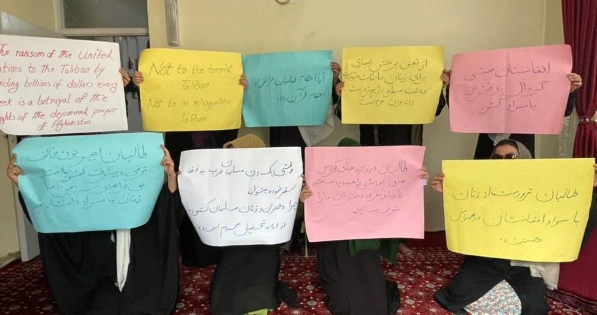 زنان معترض: آمریکا جای حمایت از گروه طالبان زنان افغانستان را حمایت کند