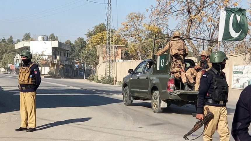 یک حمله‌ای انتحاری در پاکستان جان چهار تن را گرفته و ۱۴ تن را مجروح کرد