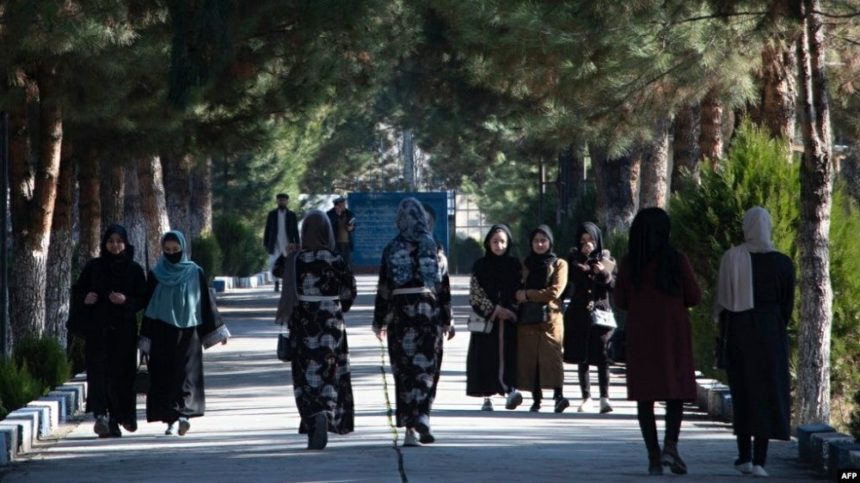 واشنگتن‌پست: محدودیت‌های وضع شده بر دختران و زنان افغاستانی آنان را با بحران سلامت روانی مواجه کرده است