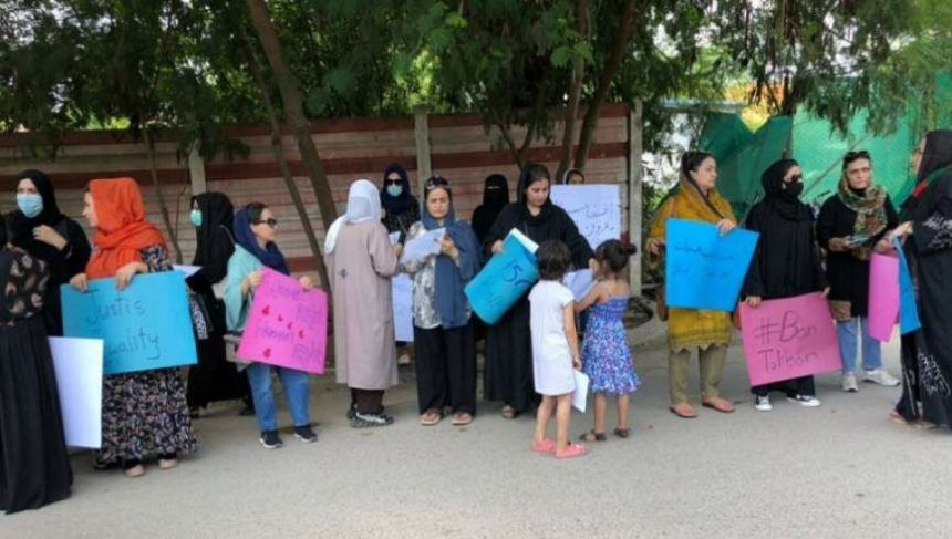 تظاهرات زنان افغانستانی‌ علیه گروه طالبان در پاکستان