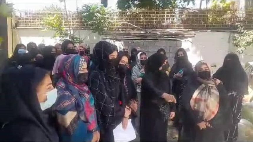 تجمع اعتراضی زنان آرایش‌گر علیه دستور بسته‌شدن آرایش‌گاه‌ها در کابل