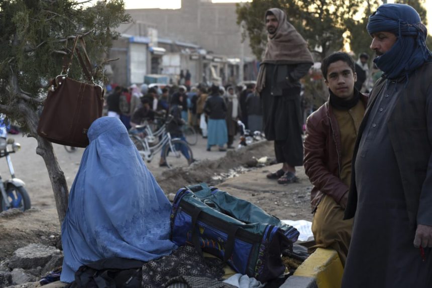 شبکه‌ی تحلیل‌گران افغانستان از کاهش شدید امنیت اقتصادی خانواده‌ها و روی‌آوردن زنان به فروشندگی در خیابان خبر می‌دهد