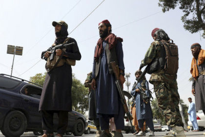 زجرکشی تاریخی: گروه طالبان پنج جوان را با دستان، پاها و چشمان بسته به دریا انداختند