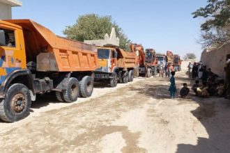 خبرگزاری راسک: باشندگان استان فاریاب در شمال کشور می‌گویند که کار جغل‌اندازی یک جاده در این استان با هم‌کاری مالی مردم آغاز شده‌است. براساس اطلاعات منابع؛ این جاده که ۴۱ کیلومتر طول و شش متر و ۱۲ متر عرض دارد، با هزینه‌ی ۲۵ میلیون روپیه‌ی کابلی/ افغانی از بودجه‌ی مالی باشندگان و بزرگان محل جغل‌اندازی و بازسازی خواهد شد. منبع خبر تذکر داده است که این جاده در امتداد بزرگ‌راه میمنه_ المار آغاز و از ناوه میان‌دره شهرستان پشتون‌کوت گذشته در حدمرزی شهرستان‌های (پشتونکوت و بندر) ختم می‌شود. باشندگان استان فاریاب می‌گویند که مردم در این مسیر با دشوار‌های زیادی مواجه بودند و حکومت به آن توجه نکرد، سرانجام مردم مجبور شدند که از بودجه‌ی شخصی شان این جاده را جغل‌اندازی کنند. آنان تاکید کردند که حتا در میان این باشندگان محل کسانی هستند که از معاش شان و یا هم درآمد کمی که دارند، هم سهم گرفته‌اند تا مسیر رفت و برگشت شان ساخته شود. فراهم‌سازی زمینه رفت و برگشت و جاده‌های معیاری از حق و حقوق شهروندان است اما گروه طالبان در دو سال گذشته حاکمیت شان به این حق شهروندان توجهی نکرده‌اند. گروه طالبان نه تنها که به حق شهروندان توجه نمی‌کنند بل‌‌که برخی از حقوق که وجود دارد را  نیز از بین برده و شرایط زندگی را برای مردم افغانستان دشوار ساختهاست. این در حالی‌ست که معضل خرابی جاده‌ها در سراسر کشور وجود داشته و بارها رانندگان از این ناحیه شکایت کرده‌اند، به گفته‌ی آنان این معضل آمار حادثات ترافیکی را در کشور افزایش می‌دهد.