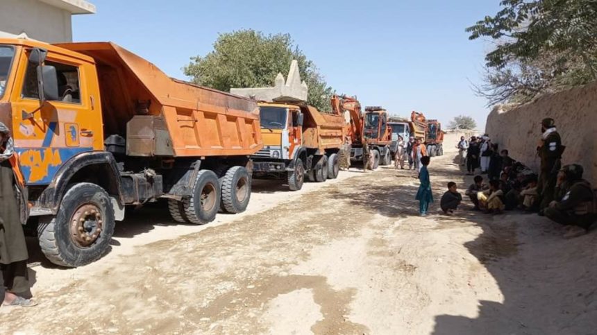 خبرگزاری راسک: باشندگان استان فاریاب در شمال کشور می‌گویند که کار جغل‌اندازی یک جاده در این استان با هم‌کاری مالی مردم آغاز شده‌است. براساس اطلاعات منابع؛ این جاده که ۴۱ کیلومتر طول و شش متر و ۱۲ متر عرض دارد، با هزینه‌ی ۲۵ میلیون روپیه‌ی کابلی/ افغانی از بودجه‌ی مالی باشندگان و بزرگان محل جغل‌اندازی و بازسازی خواهد شد. منبع خبر تذکر داده است که این جاده در امتداد بزرگ‌راه میمنه_ المار آغاز و از ناوه میان‌دره شهرستان پشتون‌کوت گذشته در حدمرزی شهرستان‌های (پشتونکوت و بندر) ختم می‌شود. باشندگان استان فاریاب می‌گویند که مردم در این مسیر با دشوار‌های زیادی مواجه بودند و حکومت به آن توجه نکرد، سرانجام مردم مجبور شدند که از بودجه‌ی شخصی شان این جاده را جغل‌اندازی کنند. آنان تاکید کردند که حتا در میان این باشندگان محل کسانی هستند که از معاش شان و یا هم درآمد کمی که دارند، هم سهم گرفته‌اند تا مسیر رفت و برگشت شان ساخته شود. فراهم‌سازی زمینه رفت و برگشت و جاده‌های معیاری از حق و حقوق شهروندان است اما گروه طالبان در دو سال گذشته حاکمیت شان به این حق شهروندان توجهی نکرده‌اند. گروه طالبان نه تنها که به حق شهروندان توجه نمی‌کنند بل‌‌که برخی از حقوق که وجود دارد را  نیز از بین برده و شرایط زندگی را برای مردم افغانستان دشوار ساختهاست. این در حالی‌ست که معضل خرابی جاده‌ها در سراسر کشور وجود داشته و بارها رانندگان از این ناحیه شکایت کرده‌اند، به گفته‌ی آنان این معضل آمار حادثات ترافیکی را در کشور افزایش می‌دهد.