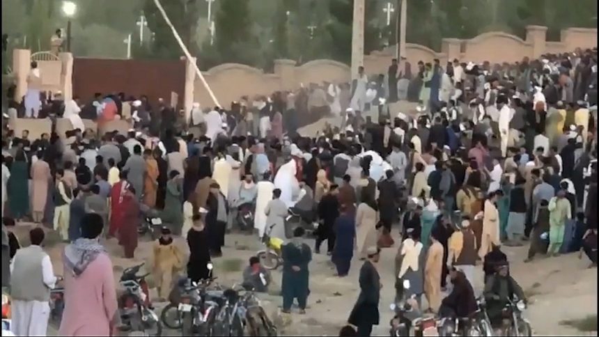 هجوم هزاران تن متقاضی به اداره‌ گذرنامه هرات