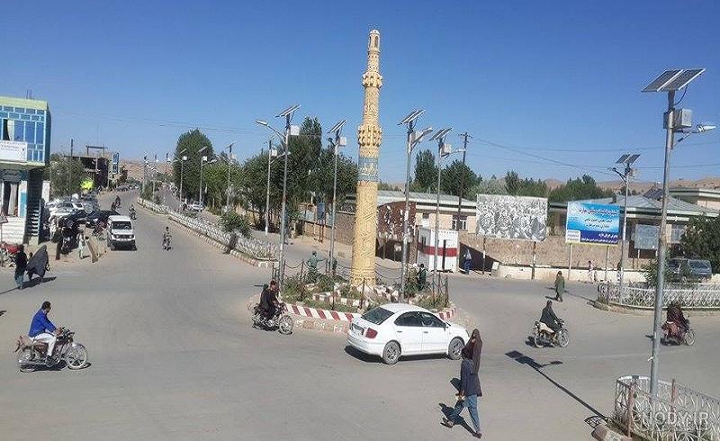 قیچی‌زدن موهای یک جوان با تحقیر از سوی یک محتسب گروه طالبان در استان غور