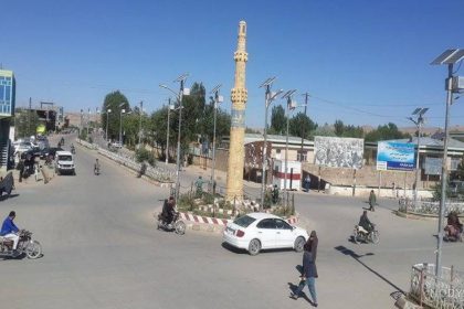 قیچی‌زدن موهای یک جوان با تحقیر از سوی یک محتسب گروه طالبان در استان غور