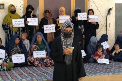 زنان معترض در استان بلخ: گروه طالبان روند محرومیت زنان از کار و آموزش را خاتمه دهند