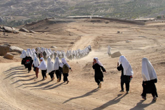 بحران اقتصادی افغانستان؛ بیش‌تر کودکان دانش‌آموز گرسنه به مکتب می‌روند