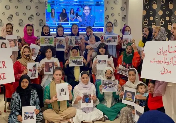 زنان معترض افغانستانی در اسلام‌آباد خواستار توجه جهان به اعتصاب غذایی تمنا زریاب شدند