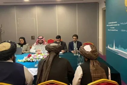 گروه طالبان کاردار سفارت عربستان را به علت حضور یک زن در جلسه احضار کردند