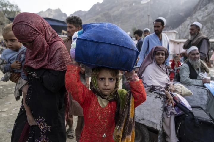 گروه طالبان از بخش خصوصی افغانستان خواست تا به مهاجران اخراج‌شده از پاکستان کمک نمایند