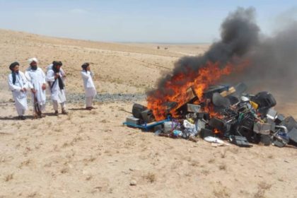 به‌ آتش‌کشیدن آله‌های موسیقی توسط گروه طالبان در استان هلمند 