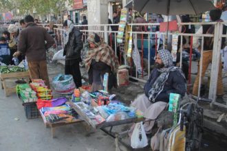 دست‌فروشان: از فحش ناموسی و زورگیری طالبان به خودکشی می‌اندیشیم