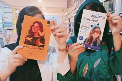 برای شماری از دختران در استان کابل از سوی زنان معترض کتاب توزیع شد