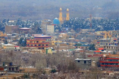 محکمه‌ی صحرایی فرد متهم به قمار توسط گروه طالبان در استان سمنگان