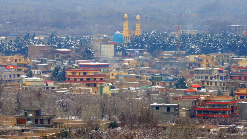 محکمه‌ی صحرایی فرد متهم به قمار توسط گروه طالبان در استان سمنگان