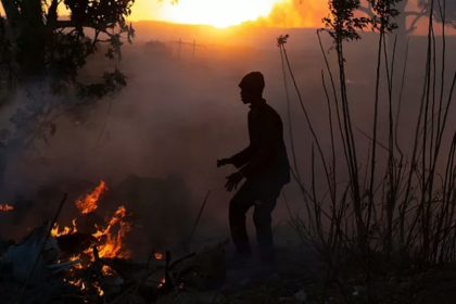مردم خشمگین هفت تن را در آفریقای جنوبی زنده‌زنده سوزاندند