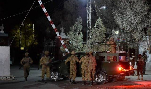 دست‌کم ۵۰ تن از اثر حملات شبه‌نظامیان به چندین اداره‌ی دولتی در بلوچستان پاکستان کشته شدند