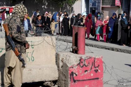 طالبان در کابل متقاضیان پاسپورت را لت‌و‌کوب می‌کنند