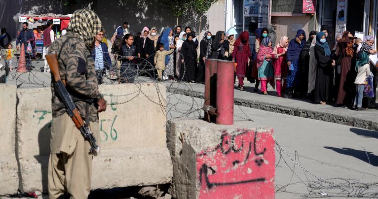 طالبان در کابل متقاضیان پاسپورت را لت‌و‌کوب می‌کنند