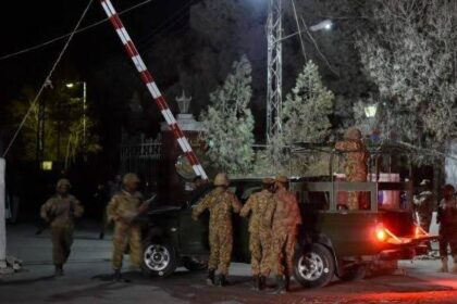 دست‌کم ۵۰ تن از اثر حملات شبه‌نظامیان به چندین اداره‌ی دولتی در بلوچستان پاکستان کشته شدند