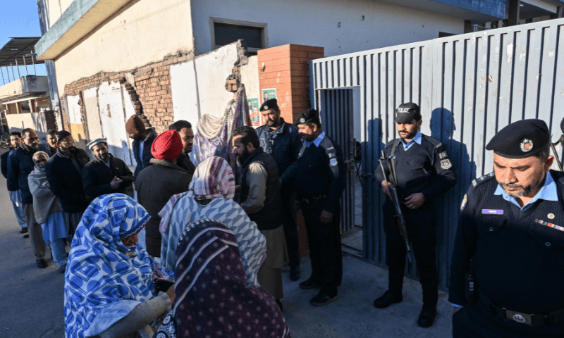 بر چند مرکز رای‌دهی و کارکنان تیم انتخاباتی در پاکستان حمله شد