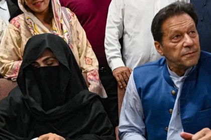عمران خان و همسرش به‌دلیل عروسی غیراسلامی به هفت سال زندان محکوم شدند