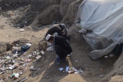 گروه طالبان معتادان بی‌سرپناه را جمع‌آوری می‌کنند