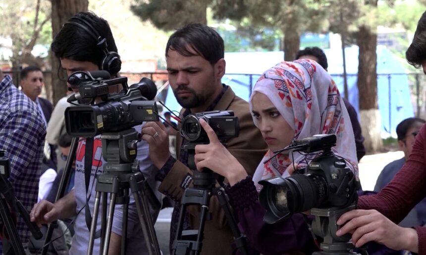 هشدار مرکز خبرنگاران در مورد منع کامل کار زنان در رسانه‌ها توسط گروه طالبان