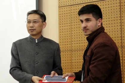 چین ۶۰ بورسیه‌ی تحصیلی برای دانش‌جویان دانش‌گاه کابل اهدا کرد