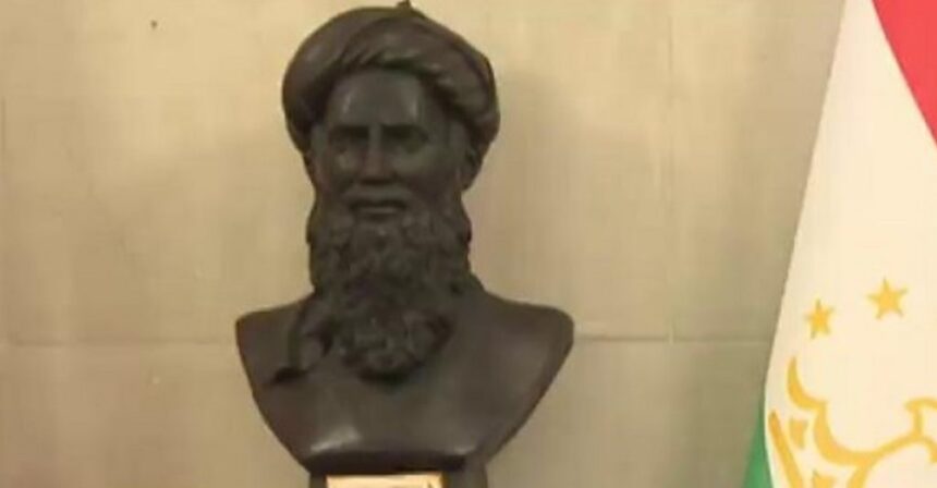 سفارت تاجیکستان در بریتانیا مجسمه‌ی رودکی را به دانش‌گاه لندن اهدا کرد