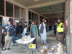 نهادهای امدارسان برای خانواده‌های اخراج‌شده از ایران و پاکستان در دایکندی کمک توزیع کردند