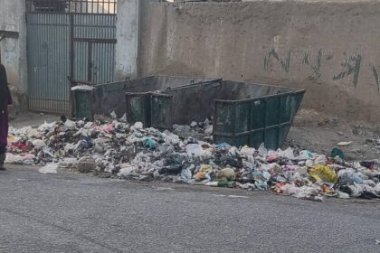 شکایت از افزایش زباله‌ها در کنار جاده‌های قندهار؛ شهرداری طالبان توجه نمی‌کند