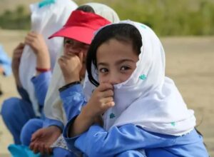 خبرگزاری راسک: صندوق حمایت از کودکان سازمان ملل( یونیسف) اعلام کرد که بیش از یک میلیون دختر در افغانستان زیر سلطه‌ی گروه طالبان از حق آموزش محروم هستند. براساس پیامی‌که روز سه‌شنبه، ۲۲ جوزا/خرداد، از سوی یونیسف در رسانه‌ی اجتماعی ایکس منتشر‌شده، ادامه‌ی محرومیت دختران از آموزش، نسل آینده‌ی این کشور را متاثر می‌سازد. یونیسف در ادامه، از آموزش به عنوان راه نجات برای کودکان در افغانستان یاد کرده و با تاکید بر سرمایه‌گذاری در بخش آموزش گفت: «با سرمایه‌گذاری در بخش آموزش به آینده‌ی کشور سرمایه‌گذاری می‌شود.» سازمان ملل آمار می‌دهد که ۱.۴ میلیون دختر بالاتر از صنف ششم در افغانستان زیر سلطه‌ی گروه طالبان به آموزش دست‌رسی ندارند. براساس گزارش اوچا، اگر کمک‌ انجام نشود، صدها هزار کودکی که فعلن در صنف‌های درسی آموزش می‌بییند از دست‌رسی به آموزش‌های ابتدایی محروم و با خطر بی‌سوادی، ازدواج زودهنگام و خشونت مبتنی بر جنسیت مواجه می‌شوند. گروه طالبان پس از سلطه‌ی شان برکشور، دختران بالاتر از صنف ششم را از آموزش و تحصیل محروم کرده‌اند و هم‌چنان این گروه زنان را از کار با سازمان‌های دولتی و غیردولتی نیز منع کرده‌اند.